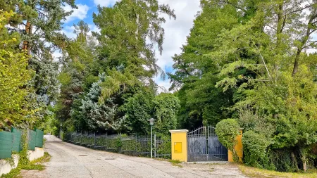 Einfahrtstor von außen