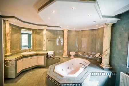Badezimmer mit Badewanne und Fenster