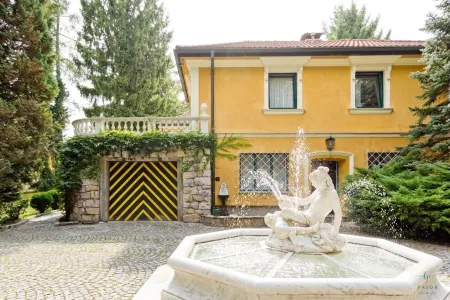 Blick auf das Wohnhaus und Garage