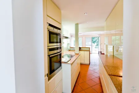 Küche mit Blick in das Esszimmer und zur Terrasse