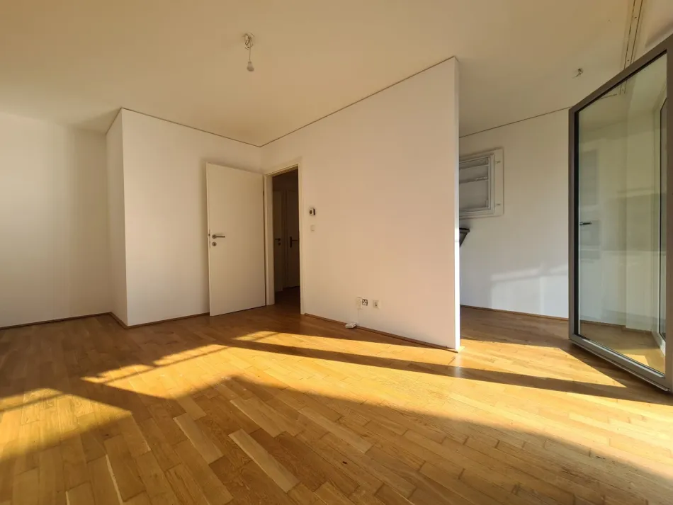 Gartenwohnung mit Loggia und Parkplatz - Bild