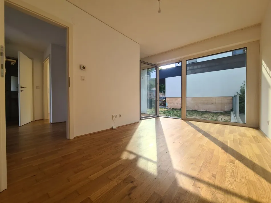 Gartenwohnung mit Loggia und Parkplatz - Bild