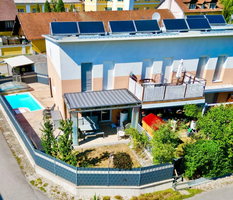 Exklusives Eckreihenhaus in Traumlage: Modernes Niedrigenergiehaus mit Pool & Garten - Bild