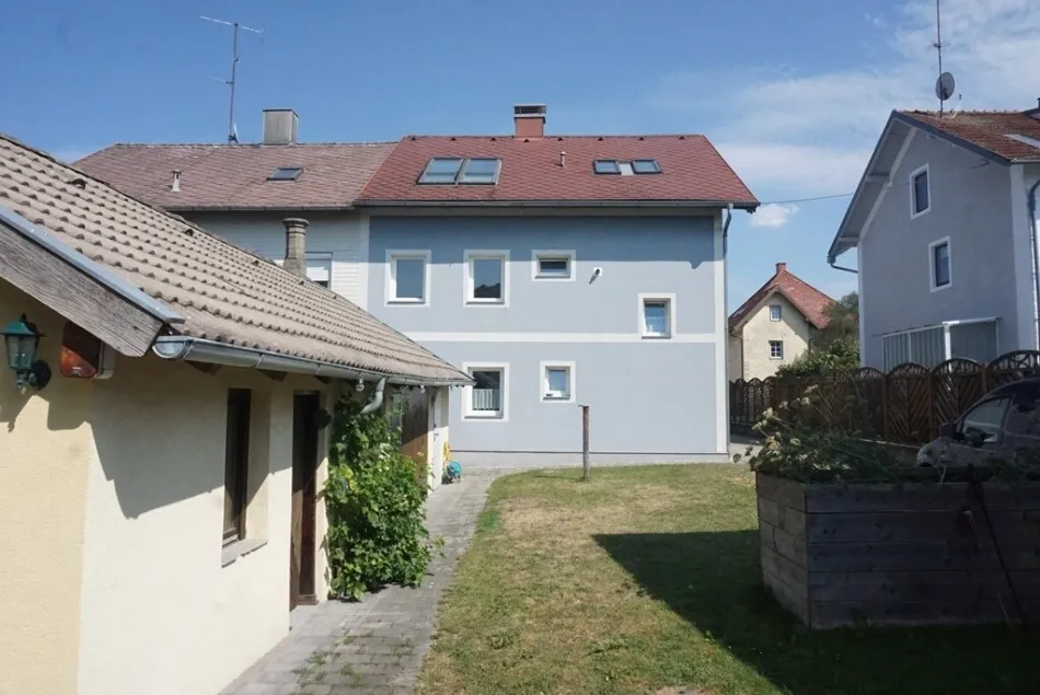 Coming soon: gepflegtes Zweifamilienwohnhaus mit Nebengebäude und Garage - Titelbild