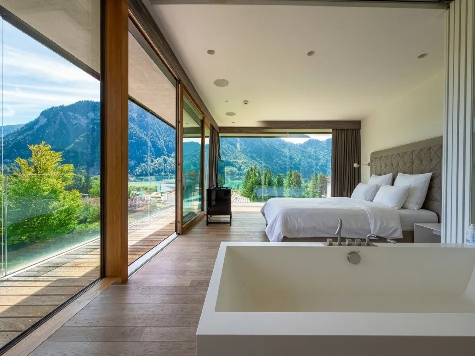 Achensee: Luxuswohnung in der Architektenvilla der Superlative – Top W1 mit Seeblick, ca. 135 m² Wohnfläche, ca. 160 m² Privatgarten, ca. 25,18 m² Balkon & 2 Tiefgaragenstellplätze inklusive - Bild