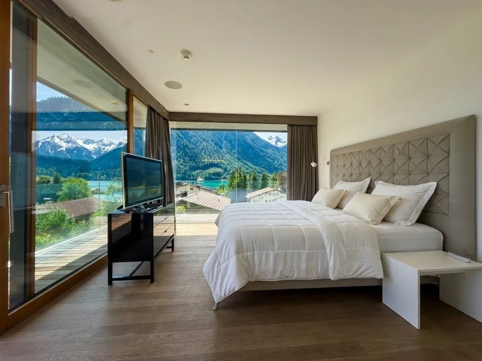 Achensee: Luxuswohnung in der Architektenvilla der Superlative – Top W1 mit Seeblick, ca. 135 m² Wohnfläche, ca. 160 m² Privatgarten, ca. 25,18 m² Balkon & 2 Tiefgaragenstellplätze inklusive - Bild