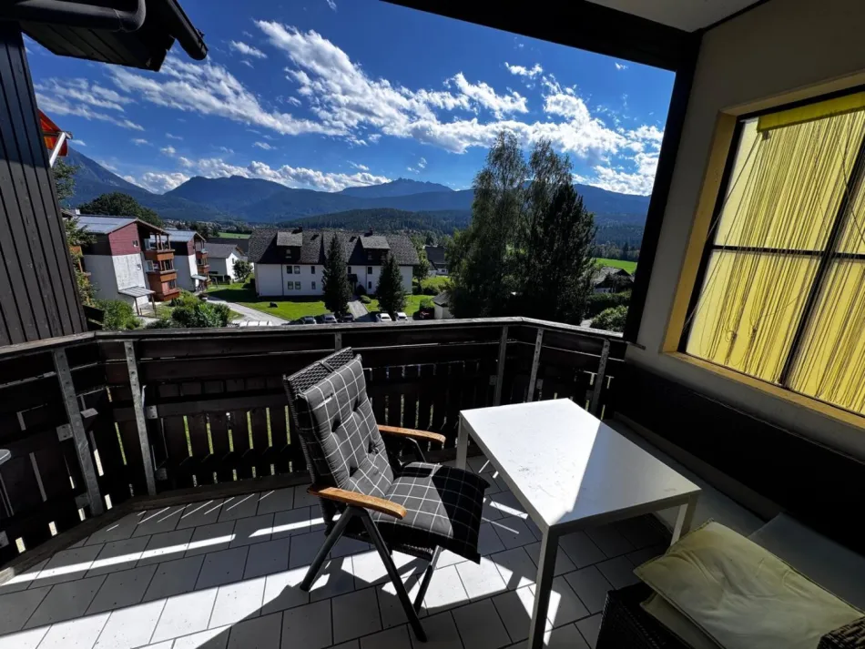 Helle Eigentumswohnung mit südseitiger Loggia u. Tiefgaragenabstellplatz in sonniger und ruhiger Lage - Titelbild