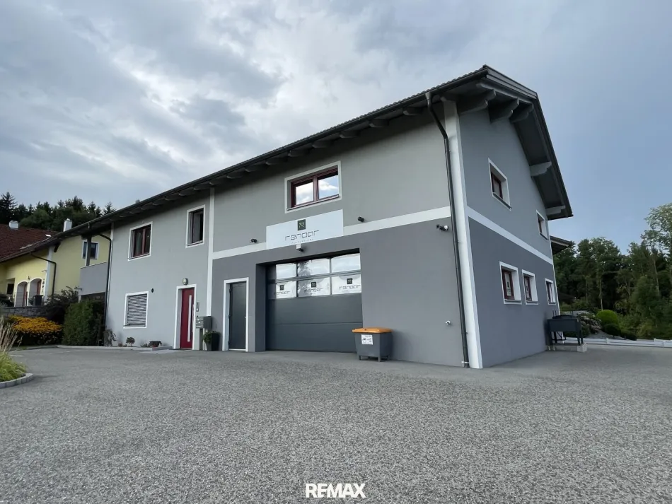 Mehrfamilienhaus mit Garage/Lager/Büro - Dorfwidmung - Bild