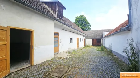 Hoftrakt mit Nebengebäuden