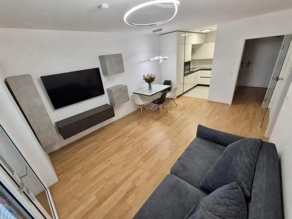 Traumhafe Gartenwohnung – moderner Wohnkomfort mit Eigengarten, Terrasse & Tiefgarage - Bild