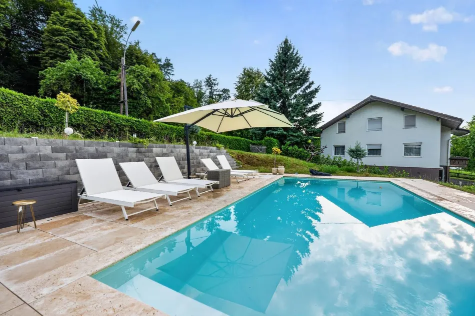 Exklusive Einfamilienvilla in Waltendorf – stilvoll saniert mit Pool, Panoramablick & großzügigem Grundstück - Bild