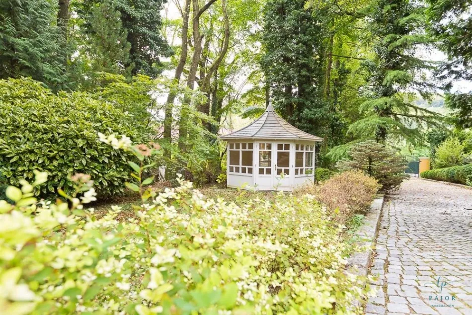 Springbrunnen mit Blick auf das Poolhaus