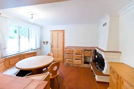 Wohn-/Esszimmer mit Ofen Einlegerwohnung