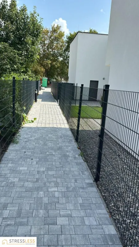 Modernes Reihenhaus mit Garten, Terrasse & E-Ladestation in Maria Lanzendorf - Bild