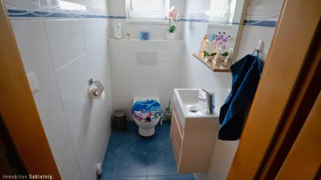 TOILETTE MIT FENSTER