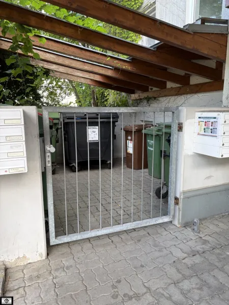 Müllplatz links neben Stiegenhauseingang