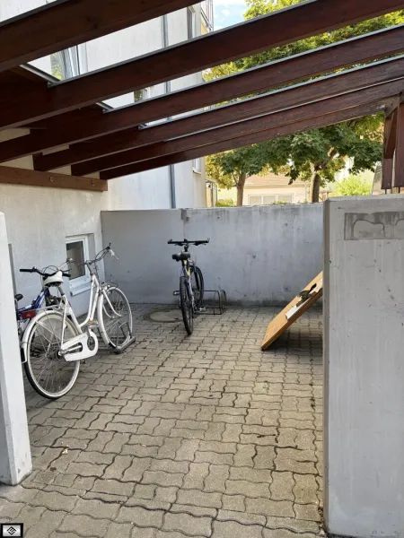 Fahrradabstellplatz rechts neben Stiegenhauseingang