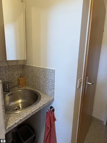 2. Etage - Waschbecken neben WC