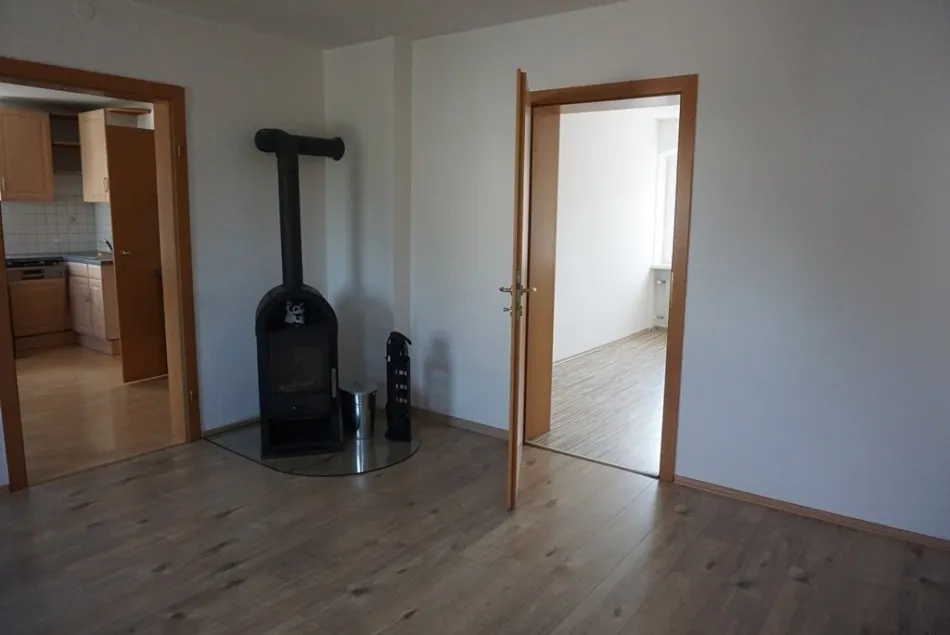 Coming soon: gepflegtes Zweifamilienwohnhaus mit Nebengebäude und Garage - Bild