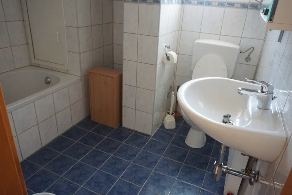 Coming soon: gepflegtes Zweifamilienwohnhaus mit Nebengebäude und Garage - Bild