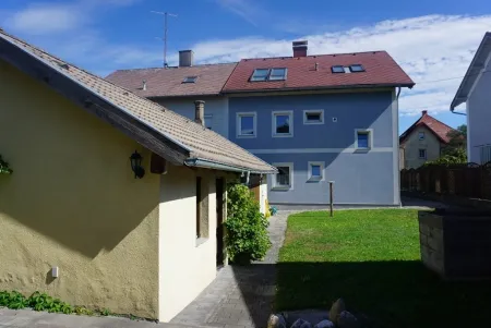 Saniertes Wohnhaus mit gemütlichen Innenhof, Nebengebäude und Garage