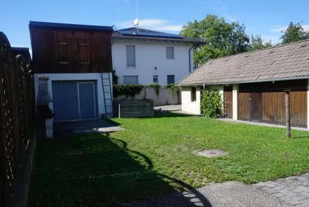 Saniertes Wohnhaus mit gemütlichen Innenhof, Nebengebäude und Garage