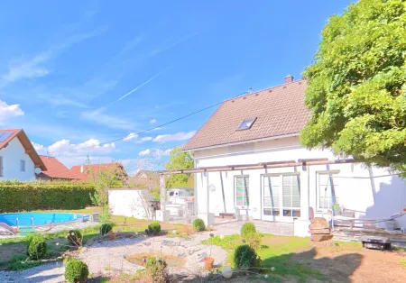 Charmantes 4-Zimmer-Einfamilienhaus in Neuzeug mit 2 Terrassen und 3 Stellplätzen!