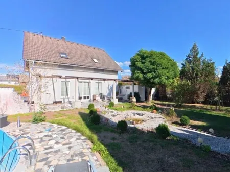Charmantes 4-Zimmer-Einfamilienhaus in Neuzeug mit 2 Terrassen und 3 Stellplätzen!