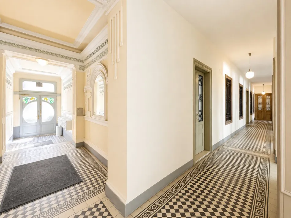 ***Sanierungsbedürftige 2,5 Zimmer-Altbauwohnung nahe Aumannplatz in ruhiger Innenhoflage*** - Bild
