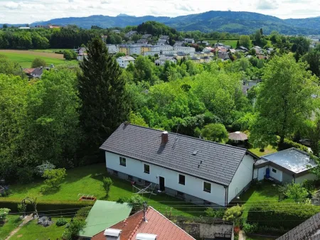 Wohnen nahe dem Attersee! Stilvoller Bungalow mit großem Wohnkomfort, Vollkeller, Garage und sonniger Gartenidylle Atterseestraße in Lenzing