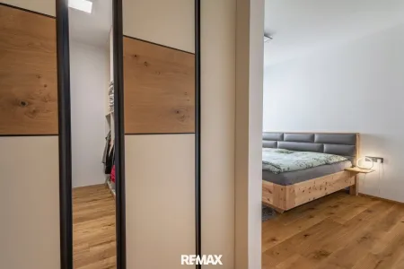 Schlafzimmer mit Ankleideraum