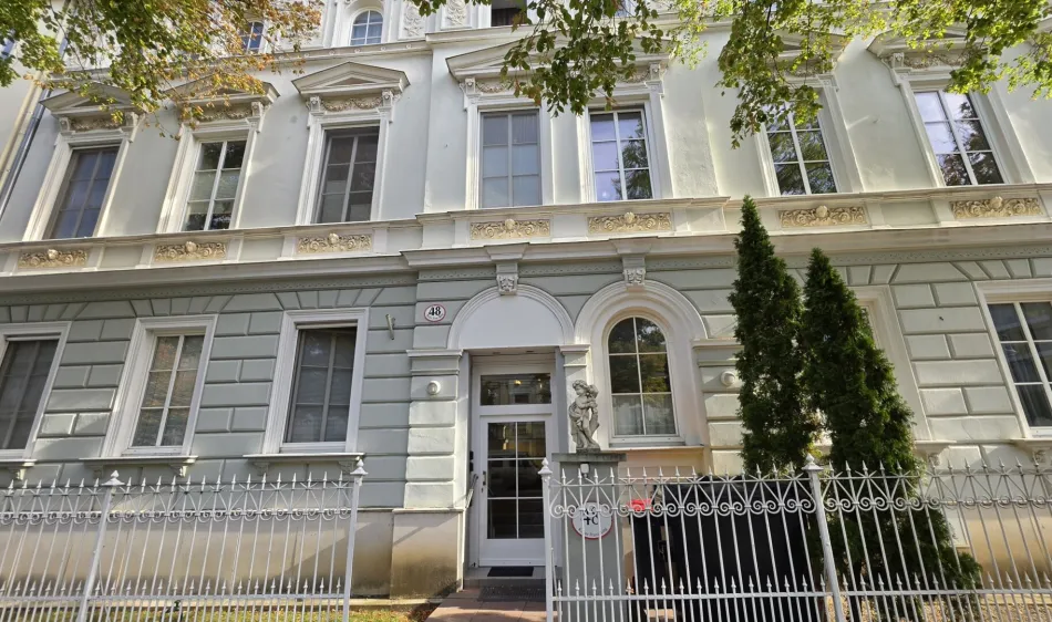 Stilvoll wohnen in Baden – charmante Eigentumswohnung im historischen Altbau - Titelbild