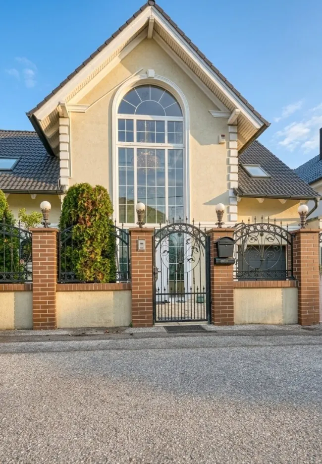 ++ Ein Zuhause, das beeindruckt ++ Exklusive Familienvilla mit 8-Zimmern, Spa, Garten & Dachterrasse - Bild