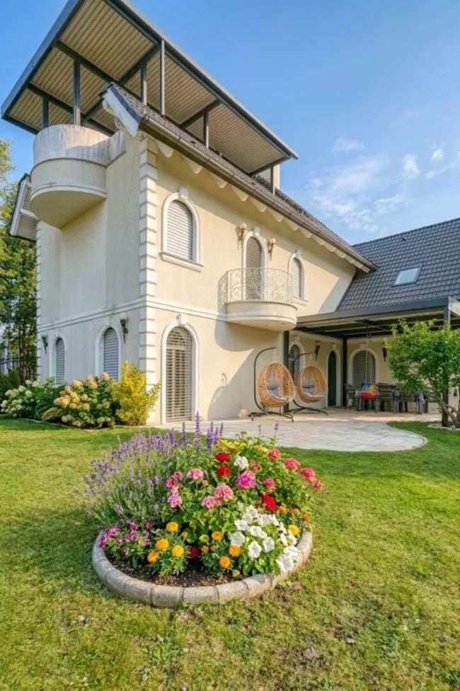 ++ Ein Zuhause, das beeindruckt ++ Exklusive Familienvilla mit 8-Zimmern, Spa, Garten & Dachterrasse - Titelbild