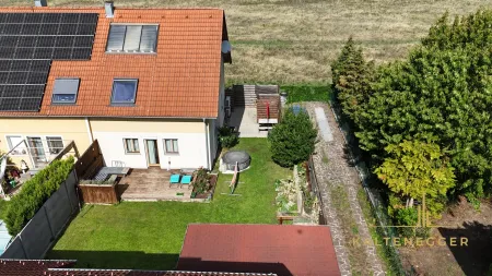 Ansicht von oben auf die Vorderseite des Hauses und den Garten