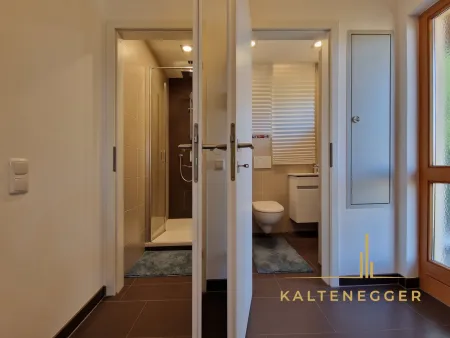 EG: Blick vom Vorraum in das Bad links und das WC rechts