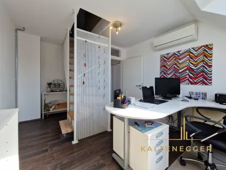 OG: Zimmer ca. 12,01 m²