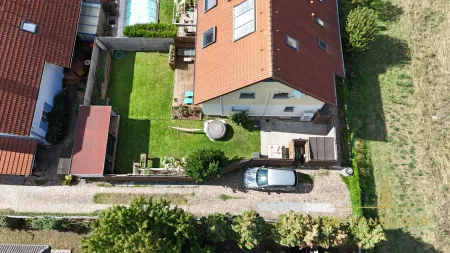 Ansicht von oben auf das Haus und den Garten