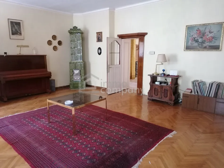 Historisches Wohnhaus auf ca. 7.400 m² Grundstück mit Entwicklungspotenzial - Titelbild