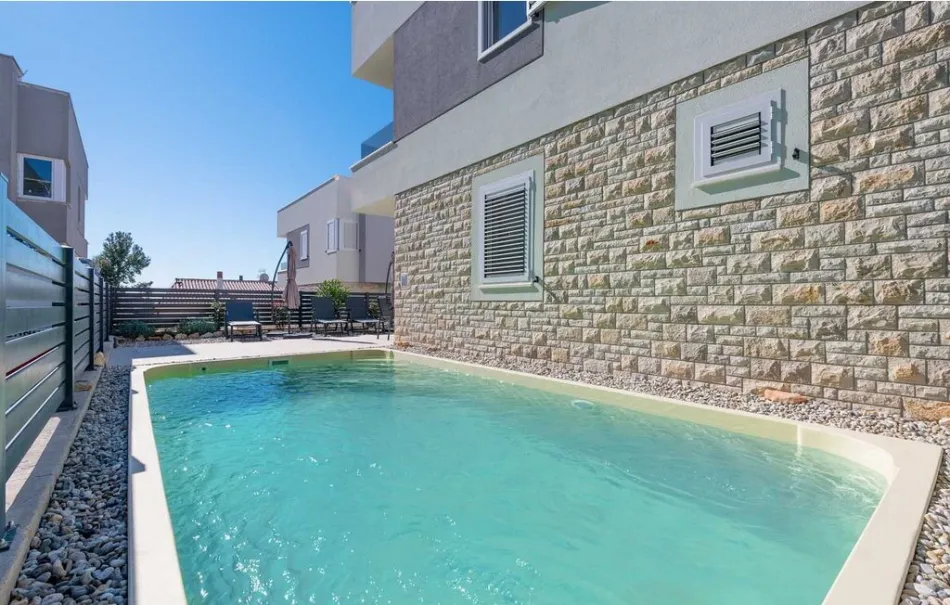 Luxuriös wohnen in Barbariga – Meerblick, Pool, Photovoltaik & Designermöbel - Titelbild