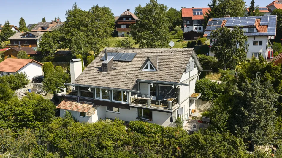 Exklusives Wohnen in einzigartiger Aussichtslage – Großzügige Villa mit zusätzlicher Wohnung im Hochschwarzwald - Titelbild