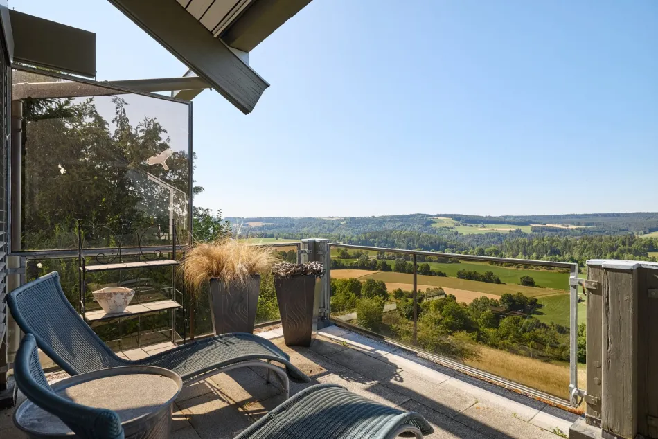 Exklusives Wohnen in einzigartiger Aussichtslage – Großzügige Villa mit zusätzlicher Wohnung im Hochschwarzwald - Bild