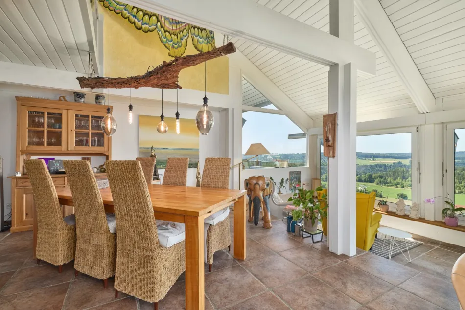 Exklusives Wohnen in einzigartiger Aussichtslage – Großzügige Villa mit zusätzlicher Wohnung im Hochschwarzwald - Bild