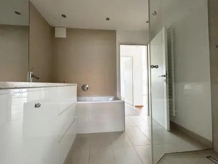 Bad: Wanne + Dusche + Waschmaschinenanschluss