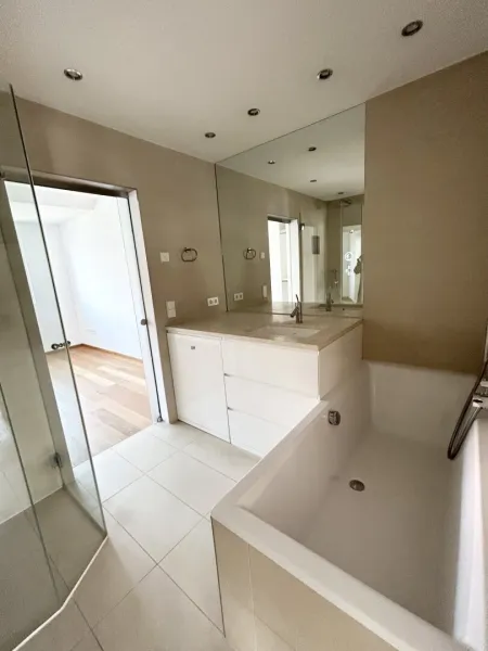 Bad: Wanne + Dusche + Waschmaschinenanschluss
