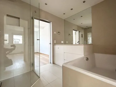 Bad: Wanne + Dusche + Waschmaschinenanschluss