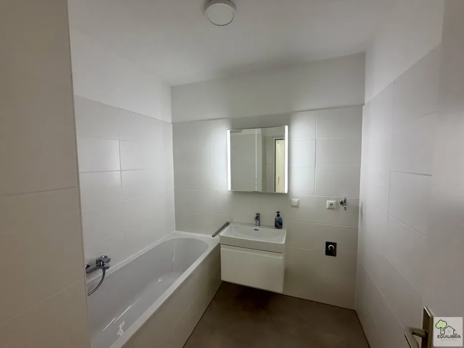 Moderne, komplett sanierte 2-Zimmer-Wohnung mit ruhigem Innenhof-Balkon in Stockerau - Bild