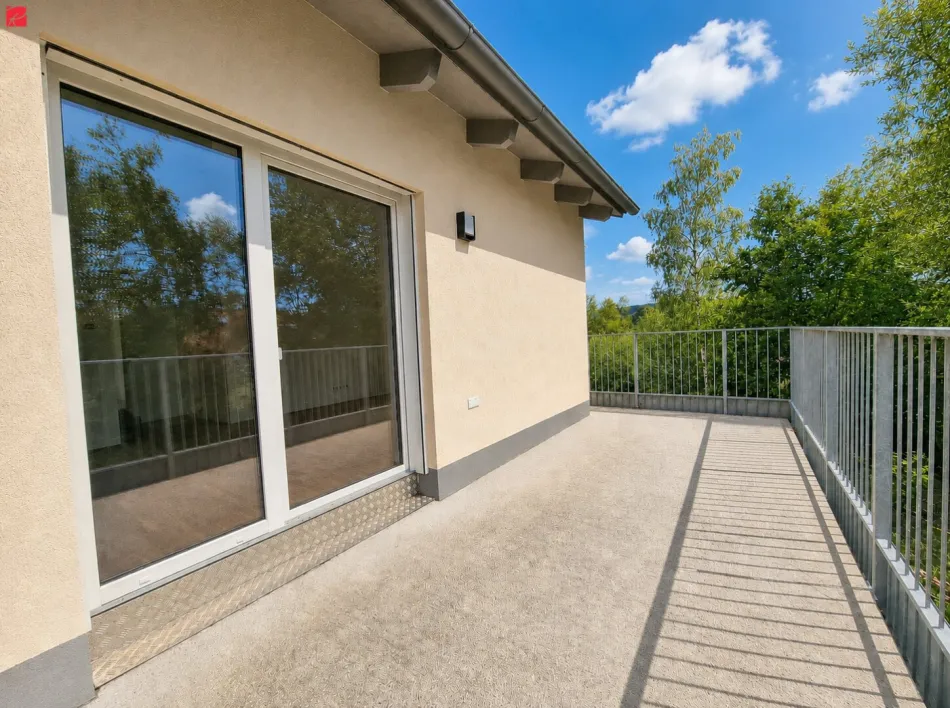 Lichtdurchfluteter Erstbezug mit großem Balkon & Carport - Titelbild