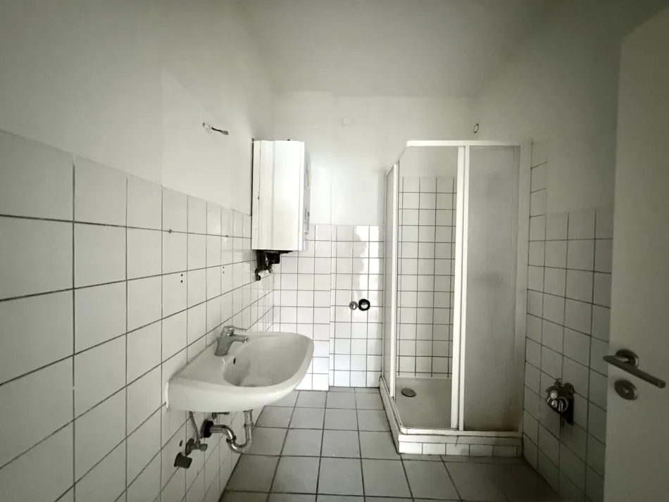 Sanierungsbedürftige 4-Zimmer-Wohnung inkl. Parkplatz - Bild