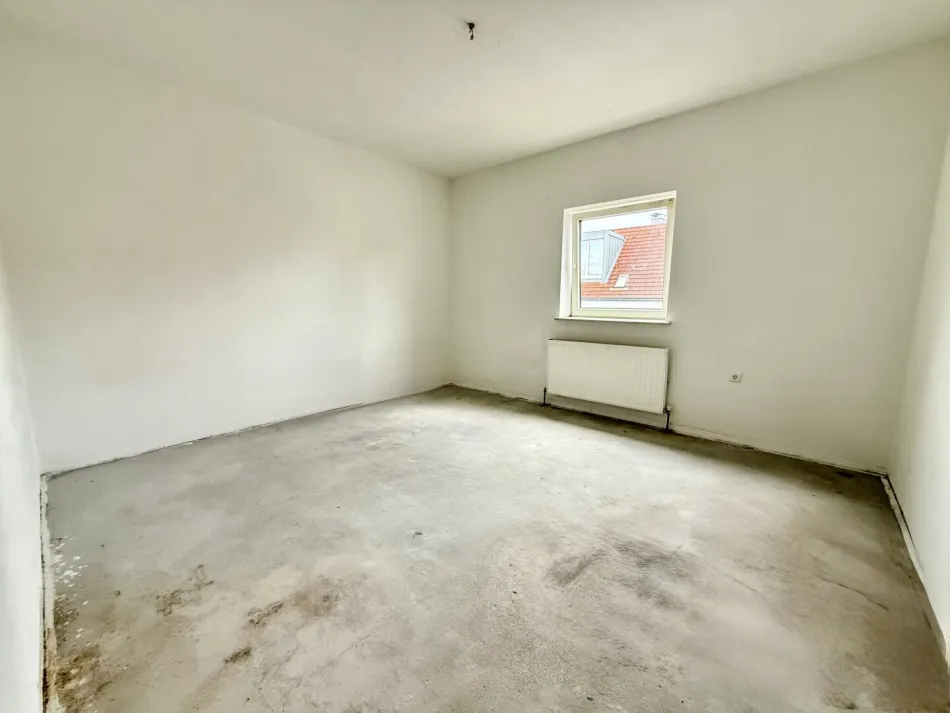 Sanierungsbedürftige 4-Zimmer-Wohnung inkl. Parkplatz - Titelbild